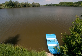 Loď pro večerní projížďku po rybníce.