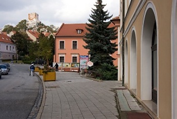Mikulovské náměstí lemované podloubím.